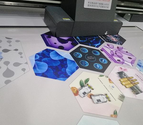 亞克力制品的絲印和平板UV打印有什么區(qū)別？