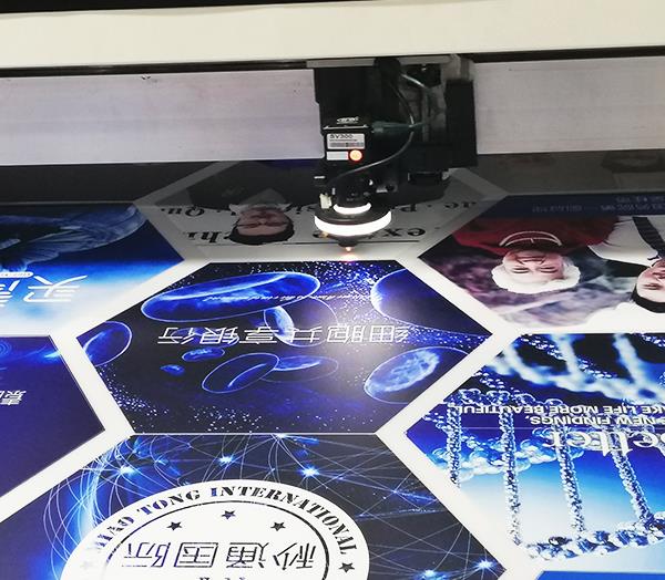 亞克力標(biāo)識牌怎么制作？哪里能定制亞克力標(biāo)識牌？