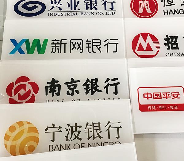 平板UV打印的亞克力標(biāo)識(shí)標(biāo)牌有哪些特點(diǎn)？