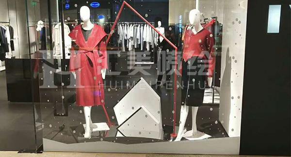 服裝店鋪櫥窗彩白彩應(yīng)用