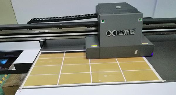 uv噴繪機與UV平板打印機有何區(qū)別？平板機有什么優(yōu)點？