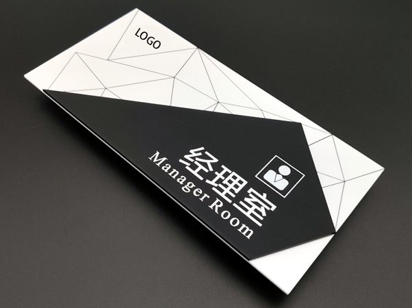 亞克力標(biāo)識(shí)牌是因?yàn)槟男﹥?yōu)點(diǎn)深受人們青睞的？