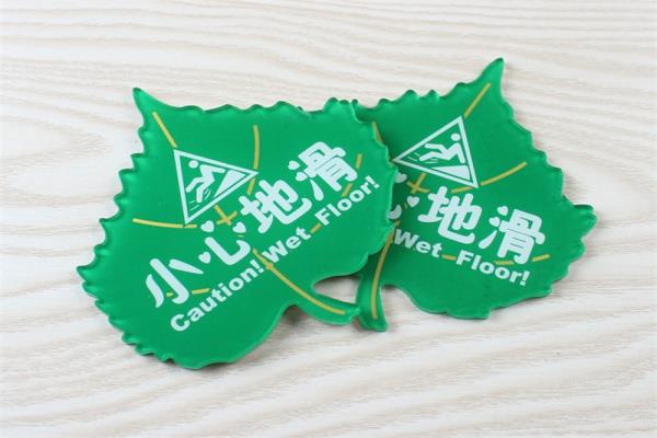 小心地滑警示牌酒店賓館溫馨提示牌安全標識牌亞克力UV噴繪制作